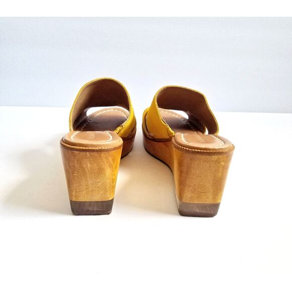 BERNARDO Kara Wedge Sandals Yellow Suede Leather Sz 8 Slip On Platform - Picture 8 of 11